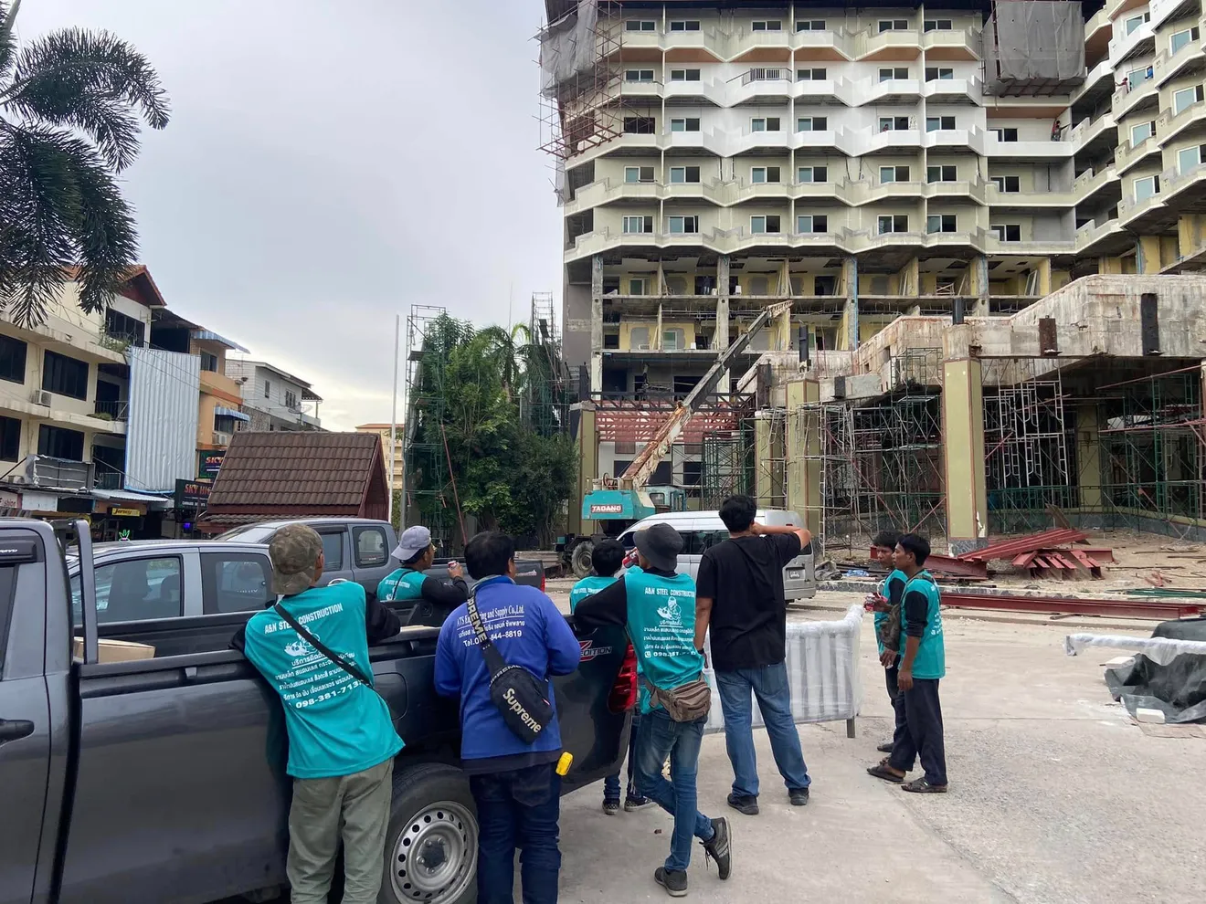 ทีมช่างของ A & N Steel Construction ที่หน้างาน